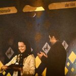 Taraneh Alidoosti Instagram - ‌ ترانه‌ی ۱۸ ساله در اولین سکوی بین‌المللی… سال ۲۰۰۲، جشنواره‌ی لوکارنو، سوییس. کیفیت بد عکس‌ها رو به عنوان جنس عتیقه بپذیرید. در جوانی من اینستاگرام نبود و جز عکس رسمی کسی چیزی از ما ثبت نمی‌کرد. این‌ها را هم سال‌ها بعد اتفاقی به دستم رساندند. در عکس اول امیرخان هم هست، بازیگر سینمای هند، که در کنار بلا تار و جعفر پناهی از اعضای هیئت داوران بود. این جایزه را برای بازی در «من، ترانه، ۱۵ سال دارم» گرفتم. هنوز دنیا از خیال من بزرگ‌تر بود. به امید روزهای بهتر. ۲۱ شهریور، روز ملی سینما مبارک. @jafar.panahi @rasoul_sadrameli #locarnofilmfestival