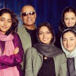 Taraneh Alidoosti Instagram –
کاش امروز هم میشد کنار هم چنین عکسی بگیریم.
.
به بهانه هشتادمین سالروز تولد عباس کیارستمی.
عکس از سیفالله صمدیان، مربوط به پشتصحنه فیلم «شیرین»، سال ۱۳۸۵
به لطف هانیه توسلی.