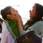 Taraneh Alidoosti Instagram – الهام جان
قهرمان دستبسته ما، افتخارم بود که از نزدیک شاهد سومین رکورد شکنی تو بودم. .
الهام اصغری شناگر ایرانی، سه روز پیش رکورد جهانی سرعت و استقامت رو در دریای آزاد ۱۲ دقیقه جا به جا کرد؛
یعنی ده کیلومتر در دریای عمان رو، با یک «کتف بسته»، در پنج ساعت و دو دقیقه شنا کرد.
نوشتنش راحته، تخیلش سخت. زندگی کردن این قهرمانی اما فقط کار خودته و بس. آفرین به قدرتت، درون و بیرون.
🏊🏼♀️🥇
.
@elhamsadatasghari
عکسها از مریم مجد @mariam_majdd
#الهام_اصغری
#اورکا Chabahar Free Zone منطقه آزاد چابهار