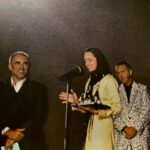 Taraneh Alidoosti Instagram - ‌ ترانه‌ی ۱۸ ساله در اولین سکوی بین‌المللی… سال ۲۰۰۲، جشنواره‌ی لوکارنو، سوییس. کیفیت بد عکس‌ها رو به عنوان جنس عتیقه بپذیرید. در جوانی من اینستاگرام نبود و جز عکس رسمی کسی چیزی از ما ثبت نمی‌کرد. این‌ها را هم سال‌ها بعد اتفاقی به دستم رساندند. در عکس اول امیرخان هم هست، بازیگر سینمای هند، که در کنار بلا تار و جعفر پناهی از اعضای هیئت داوران بود. این جایزه را برای بازی در «من، ترانه، ۱۵ سال دارم» گرفتم. هنوز دنیا از خیال من بزرگ‌تر بود. به امید روزهای بهتر. ۲۱ شهریور، روز ملی سینما مبارک. @jafar.panahi @rasoul_sadrameli #locarnofilmfestival