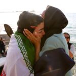 Taraneh Alidoosti Instagram – الهام جان
قهرمان دستبسته ما، افتخارم بود که از نزدیک شاهد سومین رکورد شکنی تو بودم. .
الهام اصغری شناگر ایرانی، سه روز پیش رکورد جهانی سرعت و استقامت رو در دریای آزاد ۱۲ دقیقه جا به جا کرد؛
یعنی ده کیلومتر در دریای عمان رو، با یک «کتف بسته»، در پنج ساعت و دو دقیقه شنا کرد.
نوشتنش راحته، تخیلش سخت. زندگی کردن این قهرمانی اما فقط کار خودته و بس. آفرین به قدرتت، درون و بیرون.
🏊🏼♀️🥇
.
@elhamsadatasghari
عکسها از مریم مجد @mariam_majdd
#الهام_اصغری
#اورکا Chabahar Free Zone منطقه آزاد چابهار