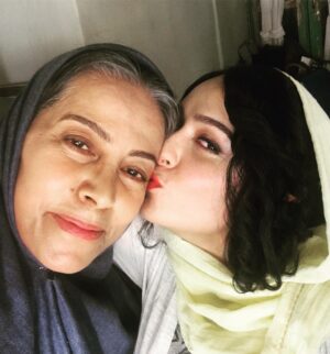 Taraneh Alidoosti Instagram - تو مثل شب در کوهستان، اصیل و گیرایی
تو مثل کوهستان در شب، والایی.
.
 تولدتون مبارک قربونتون بشم من🎂🌷