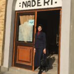 Taraneh Alidoosti Instagram - از تک تک شمایی که برای تولدم پست گذاشتید و به نحوی بهم تبریک گفتید بی اندازه ممنونم. توقع اینهمه محبت رو نداشتم. اون اتحاد بنفش رنگ تبریک تولد رو هم دیدم; بیش از نود صفحه ی طرفدار و غیرطرفدار با هم هماهنگ کرده بودن که هم زمان یه عکس رو با هم پست کنن. واقعا تحت تاثیر قرار گرفتم. بی تعارف میگم. اینم یه عکس منتشر نشده از پشت صحنه فصل اول شهرزاد. 🙂