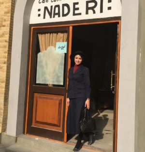 Taraneh Alidoosti Instagram - از تک تک شمایی که برای تولدم پست گذاشتید و به نحوی بهم تبریک گفتید بی اندازه ممنونم. توقع اینهمه محبت رو نداشتم.
اون اتحاد بنفش رنگ تبریک تولد رو هم دیدم; بیش از نود صفحه ی طرفدار و غیرطرفدار با هم هماهنگ کرده بودن که هم زمان یه عکس رو با هم پست کنن. واقعا تحت تاثیر قرار گرفتم. بی تعارف میگم.
اینم یه عکس منتشر نشده از پشت صحنه فصل اول شهرزاد. 🙂