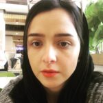 Taraneh Alidoosti Instagram - فصل دوم ”شهرزاد” یک ماه است در حال فیلمبرداریست، اسمش هم ”شهرزاد۲” است، هر خبری هم شد خودمان در اختیارتان میگذاریم، نگران نباشید و به شایعات توجه نکنید; خبرگزاریها چاره ای جز خلاقیت ندارند چون همانطور که میدانید سوژه خبر در این مملکت خیلی کم است. به اینها میگوییم رسانه های مجبور. عکس هم بی معنی و تزئینی و اتفاقی و فاقد پیام دیگریست. 🏌️‍♀️ . . صفحه رسمی سریال: @shahrzadseries