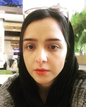 Taraneh Alidoosti Instagram - فصل دوم ”شهرزاد” یک ماه است در حال فیلمبرداریست، اسمش هم ”شهرزاد۲” است، هر خبری هم شد خودمان در اختیارتان میگذاریم، نگران نباشید و به شایعات توجه نکنید; خبرگزاریها چاره ای جز خلاقیت ندارند چون همانطور که میدانید سوژه خبر در این مملکت خیلی کم است. به اینها میگوییم رسانه های مجبور.
عکس هم بی معنی و تزئینی و اتفاقی و فاقد پیام دیگریست. 🏌️‍♀️
.
.
صفحه رسمی سریال:
@shahrzadseries