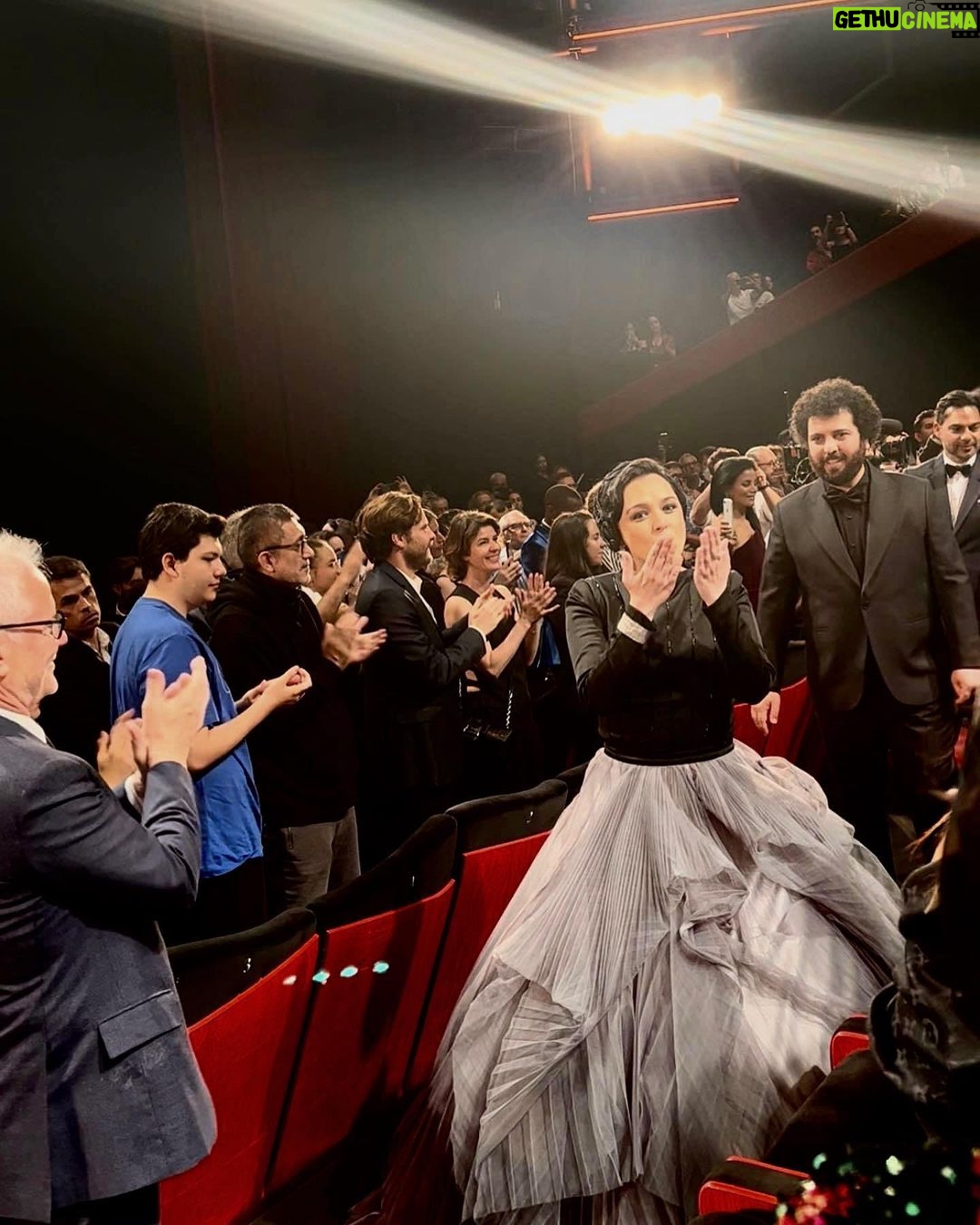 Taraneh Alidoosti Instagram - Beautiful photo by @b1jam1g after the screening of “Leila’s brothers” in the Lumier theater at @festivaldecannes With @saeedroustaee and @thierry.fremaux . Thank you @wildbunchdistribution