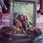 Taraneh Alidoosti Instagram - به فیلمبرداری فصل دوم سریال شهرزاد بسیار نزدیک هستیم. از پیگیری صمیمانه همه ی شما ممنونیم و مهربانیتان را فراموش نمیکنیم. تمام تلاشمان این است که فروردین ۹۶ قسمت اول فصل دوم دست شما باشد. این عکس، یادگاریست از پشت صحنه سکانس آخر فصل یک. با نهال و مونا و. آقا مصطفی. 💙💐