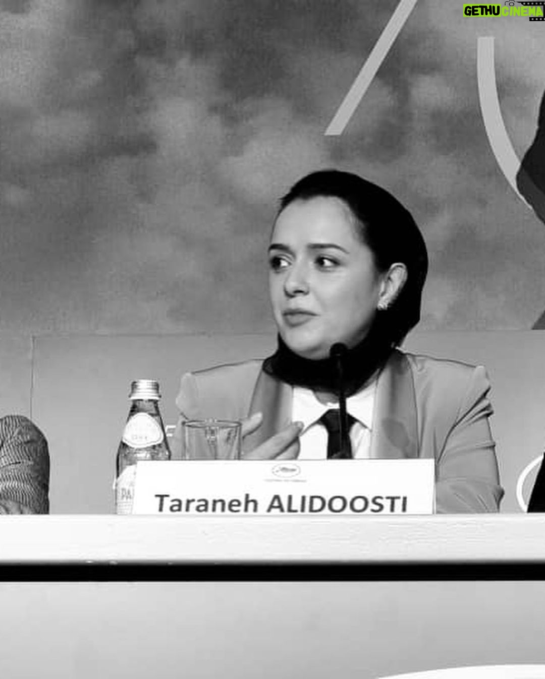 Taraneh Alidoosti Instagram - Press conference for “Leila’s brothers” 75th @festivaldecannes 📸 Stylist and wardrobe designer @negarnnemati Jewelry by @baguette.shahrabi Photos a compliment by Seifollah Samadian @seifo