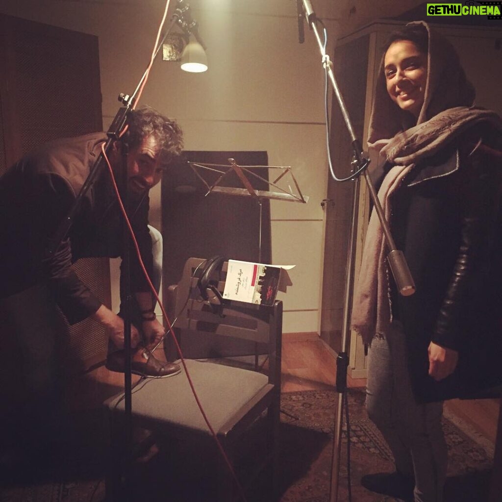 Taraneh Alidoosti Instagram - کارگران همچنان مشغول کارند; استودیوی ضبط صدا، مربوط به فیلم ”فروشنده” از اصغر فرهادی. 🎙🙋🏻