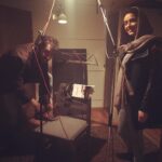 Taraneh Alidoosti Instagram – کارگران همچنان مشغول کارند; استودیوی ضبط صدا، مربوط به فیلم ”فروشنده” از اصغر فرهادی. 🎙🙋🏻