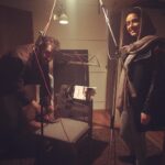 Taraneh Alidoosti Instagram - کارگران همچنان مشغول کارند; استودیوی ضبط صدا، مربوط به فیلم ”فروشنده” از اصغر فرهادی. 🎙🙋🏻