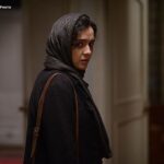 Taraneh Alidoosti Instagram - ترانه علیدوستی در نمایی از هفتمین فیلم اصغر فرهادی، «فروشنده». با آغاز سال 2016 میلادی، وبسایت‌های معتبر سینمایی، لیست فیلم‌هایی را که منتقدان و علاقه‌مندان به سینما برای دیدن آنها در سال جدید اشتیاق دارند، منتشر می‌کنند. وبسایت سینمایی «ایندی‌وایر»، با انتشار لیستی از صد فیلم که در سال 2016 اکران می‌شوند، هفتمین فیلم سینمایی اصغر فرهادی را در ردیف پنجم این لیست قرار داد. ایندی‌وایر در این متن که با عنوان «100 فیلم که بیشترین انتظار را برای دیدن آنها در 2016 می‌کشیم» درباره فیلم «فروشنده» نوشت:«... شاید برای اغلب ما، اصغر فرهادی، هیجان‌انگیزترین فیلمسازی‌ست که در این دهه پدیدار شده. ملودرام برنده اسکار او، «جدایی...» تا امروز در راس لیست ما (ایندی‌وایر) به عنوان بهترین فیلم دهه اخیرقرار دارد و فیلم فرانسوی او، «گذشته» نیز فیلم فوق‌العاده‌ایست.» ایندی‌وایر در ادامه می‌نویسد:« یک فاصله چند ساله از فیلم آخر فرهادی، یعنی «گذشته» به وجود آمده است اما او این روزها مشغول پروژه‌های تازه‌ای شده. فرهادی به زودی فیلمی را به تهیه‌کنندگی پدرو آلمادوار در اسپانیا مقابل دوربین می‌برد اما پیش از آن و در حال حاضر در سرزمین خودش، ایران، مشغول فیلمبرداری فیلم دیگری‌ست. هنوز جزییات زیادی درباره این فیلم منتشر نشده اما می‌دانیم که داستان به نمایشنامه «مرگ فروشنده» آرتور میلر مرتبط است. شاید یک درام تئاتری؟ یا تجربی‌تر از آن؟ باید منتظر بمانیم. فیلمبرداری این فیلم در نوامبر آغاز شده... آیا ممکن است این فیلم را در جشنواره برلین ببینیم؟» از سوی دیگر وبسایت Fandor گزارشی از نظرات کاربران این سایت درباره فیلم‌هایی که بیشترین انتظار را برای دیدن آن می‌کشند، منتشر کرده. در این نظرات نیز، نام فیلم «فروشنده» در کنار اسامی بازیگران و خلاصه داستان آن، به چشم می‌خورد.