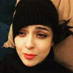 Taraneh Alidoosti Instagram - این بلا رو خوشحالی وافر از میلیونی شدن این صفحه به سر من آورد. از این به بعد هر یک میلیون نفر یک شیرین‌کاری! 😜 خیلی خیلی مخلصم. یک میلیون تا. ❤️ (با اجازه جناب چاووشی، من مردم اینقدر گوش دادم این آهنگ رو🎸) @mohsenchavoshihoseini @shahrzadseries