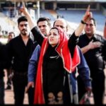 Taraneh Alidoosti Instagram - «زمانی که همسر هادی نوروزی به پیست تارتان ورزشگاه آمد با فریادهایی خطاب به حضار می‌گفت دیدید بالاخره به ورزشگاه آزادی آمدم، اما ای کاش هیچ وقت نمی‌آمدم، هادی من الان کجاست.» مرگ واقعیت دارد و همیشه تلخ است. اما این جمله، ورای آن حس شوم و آشنایی که از سوگ عزیزانمان می‌شناسیم، یکی از هولناک‌ترین چیزهایی بود که در حاشیه‌ی این حادثه‌ی تلخ شنیدم. پدرم عمری بازیکن و ملی‌پوش فوتبال بود. در دوران اوج جوانی و درخشش او، حضور مادرم هنوز در ورزشگاه ممنوع نبود. اینکه همسر ورزشکار حق نداشت هم‌نفس او در پیروزی و شکست کنارش باشد، اما اجازه دارد اولین بار چمن ورزشگاه را در روز از دست رفتن عزیزش لمس کند، یعنی ما مشکل بزرگی داریم. مشکلمان فرهنگی‌ست که در آن سوگ، جایگاه والاتری از حقوق ما، و هم‌قدمی ما و مردانمان را دارد. به زنی که هر چه گشتم نام خودش را در اخبار پیدا نکردم، صمیمانه این روزهای سخت را تسلیت می‌گویم.