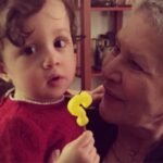 Taraneh Alidoosti Instagram - «دیشب از خواب بیدار شدم، "ولادی". پدرم کنار تخت نشسته بود. داشت به من نگاه می‌کرد. انگار من از همین نگاه بود که یه دفعه بیدارشده بودم. به من خندید. اشاره کرد که بلندشم و همراهش بِرم. من بلند شدم و همراهش رفتم. ما از کنار تو و "الکساندرا" گذشتیم. از در بیرون رفتیم. برف نمی‌بارید، "ولادی"، اما زمین پُر از برف بود. من به آسمون نگاه کردم. ماه همه‌جا رو روشن کرده بود. پدرم جلو می‌رفت و من پُشت‌سرش. ما از توی برف راه باز می‌کردیم و می‌رفتیم تا به جنگل صنوبرها رسیدیم. پدرم با دست جایی رو نشونم داد. نگاه کردم. گوزن‌ها اون‌جا بودن، "ولادی". اون همه گوزن زیر نور ماه واساده بودن. من گریه‌ام گرفت، "ولادی". نمی‌دونم چرا. فقط گریه‌ام گرفت و گریه کردم. پدرم من رو بغل کرد. مثل همون وقت‌ها که بغلم می‌کرد. من گرم شدم، "ولادی". توی بغل پدرم خواب رفتم... خوابم می‌آد، "ولادی". می‌خوام به اندازه‌ی یه عمر بخوابم.» (نمایشنامه‌ی آناکارنینا، نوشته محمد چرمشیر به کارگردانی هما روستا) هیچوقت از یاد نمی‌برم چشمانت رو، وقتی به اینجای نمایشنامه می‌رسیدیم. هیچوقت از یاد نمی‌برم اشک‌هایی رو که بلااستثنا وقت تخیل کردن جنگل برفی پر از گوزن، خدا می‌دونه به چه یادی از چشمهای روشنت می‌ریخت. از یاد نمی‌برم چقدر دوستت داشتم هما جان. هیچوقت. یادت به خیر، و خداحافظ. ◾️