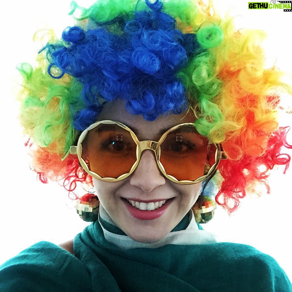 Taraneh Alidoosti Instagram - همراه با ابزارآلات آتلیهی عکاسی پسرعمهی عزیزم! 🐩🌈🎉
