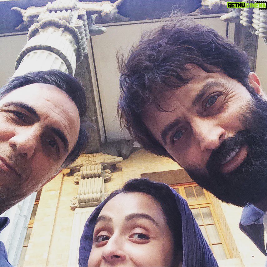Taraneh Alidoosti Instagram - پریروز که دکتر ظریف خارج بودند ما از محل کارشان در جهت اعتلای فرهنگ و هنر این مرز و بوم سود جستیم. شاید دو تا سلفی هم گرفته باشیم. سر درش خیلی بالا بود متاسفانه نمیافتاد. (مصطفی زمانی، بنده، حسن فتحی. پشت صحنهی سریال شهرزاد. ساختمان وزارت امور خارجه)