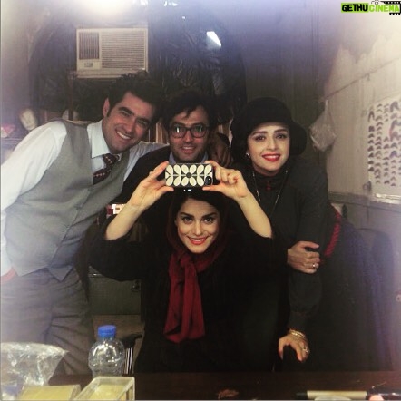 Taraneh Alidoosti Instagram - سلام گرمی از اتاق گریم سریال «شهرزاد» با آقا مصطفی، شهاب خان، غزل خانوم💖✌🏼️