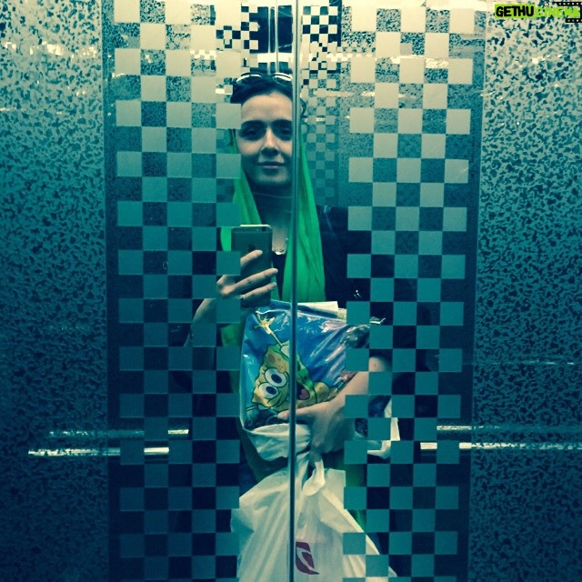 Taraneh Alidoosti Instagram - آخرین تصویر به جا مانده از هنرمندی که امروز از گرما مرد. 🌞 پینوشت: ۱. تمام لغات به کار رفته حکم طنز دارن. طننننز! ۲. راست میگین، از روی بچههای جنوب خجالت کشیدم. چی میکشن تو این هوا. 😐