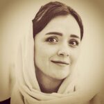 Taraneh Alidoosti Instagram - عکس هنری. 😊 عکاس رو نمی‌شناسم. هر کی هست دستش درد نکنه. پی نوشت: عکاس پیدا شد. خانم سمیرا سلیمانی نژاد، نمایشگاه بین‌المللی کتاب