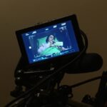 Taraneh Alidoosti Instagram - سلفی‌ پیچیده. مانیتور دوربین، سر صحنه‌ی سریال شهرزاد. 😅✌️😛🎥👻 #taranehalidoosti #shahrzadseries