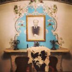 Taraneh Alidoosti Instagram - تاج سر ما در سریال «شهرزاد». جناب علی نصیریان. «در تندباد حادثه، عشق اولین قربانیست. شهرزاد، تهران ۱۳۳۲» کارگردان: حسن فتحی. پخش، سال ۹۴ از شبکه خانگی. #taranehalidoosti #shahabhosseini #mostafazamani #alinasirian #hasanfathi #abolfazlpoorarab #parinazizadyar