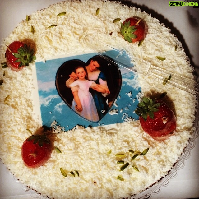 Taraneh Alidoosti Instagram - اولين روز مادر من، و هديه گروه مهربون فيلم "مادر قلب اتمى" بهم. ممنونم آقاى تهيه كننده، آقاى كارگردان و دوستاى خوبم جلو و پشت دوربين. يادم نميره. 🎂💕 #taranehalidoosti #mothersday #atomheartmother