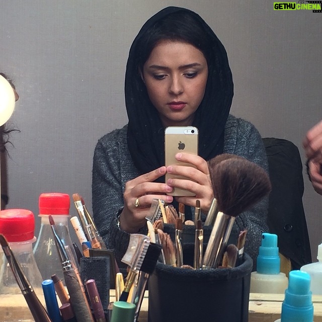 Taraneh Alidoosti Instagram - بعد از يك سال و نيم، دوباره پاى ميز گريم. 🎬☺️ #taranehalidoosti #makeuptest