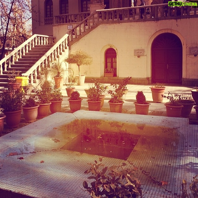 Taraneh Alidoosti Instagram - عمارت باغ فردوس، موزه سينما. رنگ آبى و تازه ى اين حوض را در روز افتتاح موزه خوب يادم هست. من، آقاى انتظامى، آقاى خاتمى... هجده سالم بود. #taranehalidoosti #museumofcinema #baghferdous
