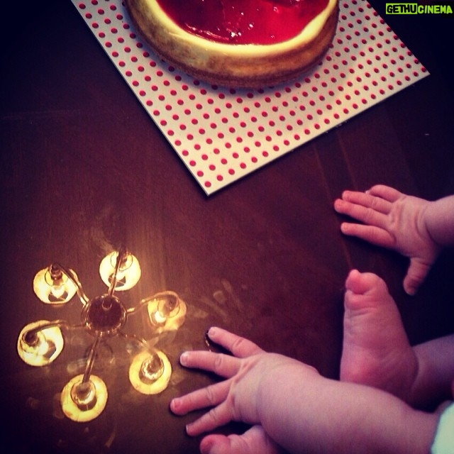 Taraneh Alidoosti Instagram - به مناسبت ٣٠ هزار نفرى شدن صفحه: كيك تولد ٣٠ سالگى من. ديماه گذشته. حالا كيك كدوم هست؟ 💕👼🍰🎉😉 عكس از صابر ابر. #taranehalidoosti #saberabar