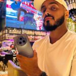 Tareq Al Harbi Instagram - ‎تميز بأسلوبك الخاص مع هاتف #HONORMagic5Pro بتصمميه الفريد ومميزات التصوير الاحترافية الموجودة بكاميرا 50 ميجابكسل وبطارية ضخمة تدوم طويلاً 5100 مللي أمبير ‎مفهوم آخر للتصوير بتقنيات الذكاء الاصطناعي #HONORMagic5Pro #HONOR #HONORxPUBGM #HONORatGamers8 ‎#هونر_في_موسم_الجيمرز #MagicMomentsKSA   @honorksa #ad