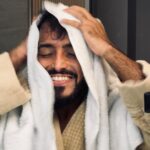 Tareq Al Harbi Instagram - عندك شيب؟ لا تخاف عندي الحل ف 5 دقايق بس! غارنييه صبغة شعر سهلة زي الشامبو, ب 3 خطوات فقط. لتغطية الشعر الابيض 100% في 5 دقايق! خالية من الامونيا و معززة ب زيت الارجان و مستخلص القهوة​ و انت وريني ايش تقدر تسوي ف 5 دقايق!​ #غارنييه_صبغة_سهلة_كالشامبو #خالية_من_الامونيا #تغطية_للشعر_الابيض #haircare @garnierarabia #ad