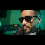 Tareq Al Harbi Instagram - جمال الشعور إني في يوم من الأيام أعشق راي بان وكنت اتمنى امثلهم في اي واجهة إعلانية وحصل هذا الشي الأن وكل هذا بسببكم، شكرا من كل قلبي لكم💙 #RayBanLegacy #WayfarerShemagh #راي_بان_شماغي @rayban #ad