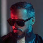 Tareq Al Harbi Instagram - يوم تصوير راي بان في الليل مستوى الروقان كان عالي مرة، حرفيًّا طاقة فريق العمل كانت في العالي، شوفو الروقان في الصورة😍 #RayBanLegacy #WayfarerShemagh #راي_بان_شماغي #ad @rayban