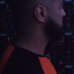 Tareq Al Harbi Instagram - مر من قدام الكاميرا بالغلط وحبينا نحسسه بالذنب أكثر 😂❤️‍🔥 ‎مسرحية #مسفر_الرئيس_التنفيذي على مسرح محمد العلي 🎭 ‎📆 ٢٧-٢٩ يوليو ‎📲 أحجز الآن عبر الرابط في البايو ‎‏@enjoy_saudi ‎‏@gea_saudi ‎‏@sela