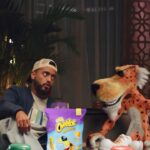 Tareq Al Harbi Instagram - كل أحد يبغى يجرب شيتوس الجديد بنكهة الكراميل المملح.. بس موجود لفترة محدودة وللي يستاهله😍 خليكم قريبين لشيء مرررة يحمس مع تشيستر وطارق الحربي! #تلحقاوماتلحق #هذهحركاتشيتوس #شيتوس #تشيستر ‏Everyone wants to try the new Cheetos Salted Caramel but its not for long and not for everyone! ‏Stay tuned for something super exciting coming soon from Chester and Tareq Al-Harbi ‏#Not_for_long_not_for_everyone #it’s_a_Cheetos_thing #Cheetos #Chester @cheetosarabia #ad