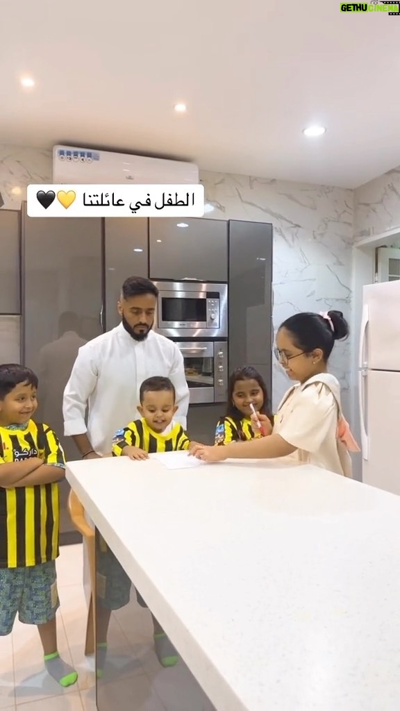 Tareq Al Harbi Instagram - الطفل في عائلتنا اول ما يكبر 😂🖤💛