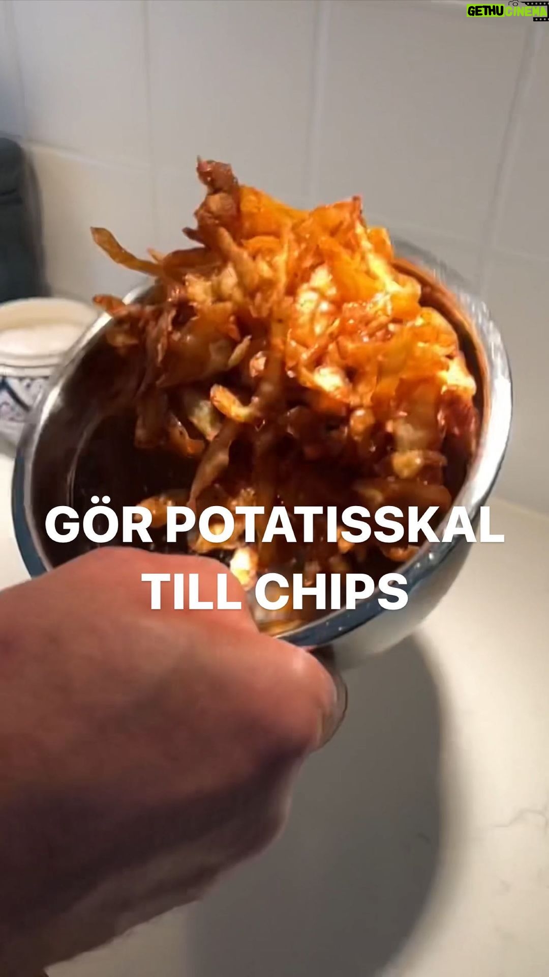 Tareq Taylor - 12.2K Likes - SLÄNG INTE POTATISSKALEN! Gör chips istället 😍🥔
