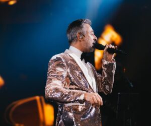 Tareq Taylor Instagram - Vilken kväll det blev!!🤩🎉 Ett fyrverkeri av fantastisk musik och fantastiska artister. Och vilken ära att få vara konferencier för Volvos Tjänstemannafest 2023 i Göteborg. Maken till glädje och engagemang har jag sällan varit med om. Har fortfarande ont i smilgroparna.😁 Tusen tack till Volvo för förtroendet och tusen tack till alla artister, Mikael Solfors, teamet på @2entertain @hansen_agreaterexperience och det sinnesjukt bra bandet, för all glädje och alla musikaliska upplevelser. Och sist men inte minst tack till alla er som kom till festen, ni gjorde denna kvällen minnesvärd utöver det vanliga, kommer aldrig glömma den. ❤️❤️❤️  @mikaelgordonsolfors @deanorberg @lindapritchard @jilljohnsonmusic @johnlundvik @bosson_artist @emeliefjallstrom @oliviathorn @etype_official @mickepicke76 @pablo_cepeda_bossa_covers @trumdamin @jonasgroning @tobbegeisha @saravarga1 @larson_music_ @karin.westerberg @jessicamarberger @lindishansson @mickepicke76 @saravarga1