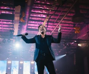 Tareq Taylor Instagram - Vilken kväll det blev!!🤩🎉 Ett fyrverkeri av fantastisk musik och fantastiska artister. Och vilken ära att få vara konferencier för Volvos Tjänstemannafest 2023 i Göteborg. Maken till glädje och engagemang har jag sällan varit med om. Har fortfarande ont i smilgroparna.😁 Tusen tack till Volvo för förtroendet och tusen tack till alla artister, Mikael Solfors, teamet på @2entertain @hansen_agreaterexperience och det sinnesjukt bra bandet, för all glädje och alla musikaliska upplevelser. Och sist men inte minst tack till alla er som kom till festen, ni gjorde denna kvällen minnesvärd utöver det vanliga, kommer aldrig glömma den. ❤️❤️❤️  @mikaelgordonsolfors @deanorberg @lindapritchard @jilljohnsonmusic @johnlundvik @bosson_artist @emeliefjallstrom @oliviathorn @etype_official @mickepicke76 @pablo_cepeda_bossa_covers @trumdamin @jonasgroning @tobbegeisha @saravarga1 @larson_music_ @karin.westerberg @jessicamarberger @lindishansson @mickepicke76 @saravarga1