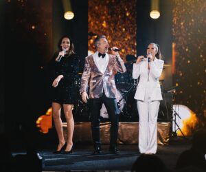 Tareq Taylor Instagram - Vilken kväll det blev!!🤩🎉 Ett fyrverkeri av fantastisk musik och fantastiska artister. Och vilken ära att få vara konferencier för Volvos Tjänstemannafest 2023 i Göteborg. Maken till glädje och engagemang har jag sällan varit med om. Har fortfarande ont i smilgroparna.😁 Tusen tack till Volvo för förtroendet och tusen tack till alla artister, Mikael Solfors, teamet på @2entertain @hansen_agreaterexperience och det sinnesjukt bra bandet, för all glädje och alla musikaliska upplevelser. Och sist men inte minst tack till alla er som kom till festen, ni gjorde denna kvällen minnesvärd utöver det vanliga, kommer aldrig glömma den. ❤️❤️❤️  @mikaelgordonsolfors @deanorberg @lindapritchard @jilljohnsonmusic @johnlundvik @bosson_artist @emeliefjallstrom @oliviathorn @etype_official @mickepicke76 @pablo_cepeda_bossa_covers @trumdamin @jonasgroning @tobbegeisha @saravarga1 @larson_music_ @karin.westerberg @jessicamarberger @lindishansson @mickepicke76 @saravarga1