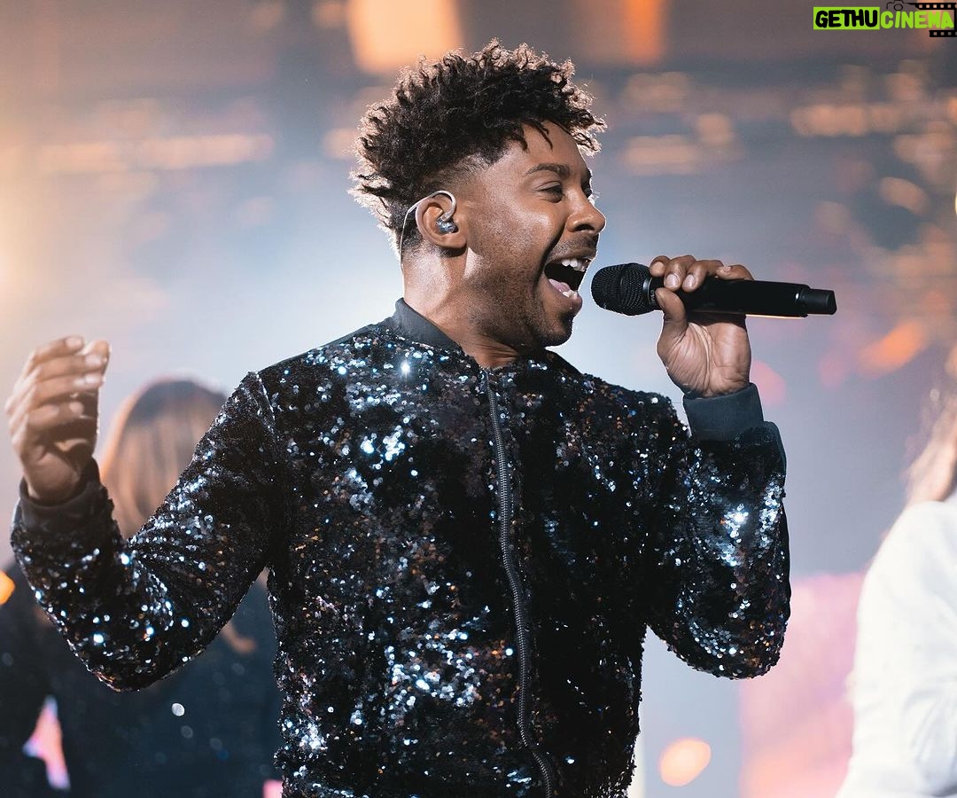 Tareq Taylor - 4.1K Likes - Vilken kväll det blev!!🤩🎉 Ett fyrverkeri av fantastisk musik och fantastiska artister. Och vilken ära att få vara konferencier för Volvos Tjänstemannafest 2023 i Göteborg. Maken till glädje och engagemang har jag sällan varit med om. Har fortfarande ont i smilgroparna.😁 Tusen tack till Volvo för förtroendet och tusen tack till alla artister, Mikael Solfors, teamet på @2entertain @hansen_agreaterexperience och det sinnesjukt bra bandet, för all glädje och alla musikaliska upplevelser. Och sist men inte minst tack till alla er som kom till festen, ni gjorde denna kvällen minnesvärd utöver det vanliga, kommer aldrig glömma den. ❤️❤️❤️
@mikaelgordonsolfors @deanorberg @lindapritchard @jilljohnsonmusic @johnlundvik @bosson_artist @emeliefjallstrom @oliviathorn @etype_official @mickepicke76 @pablo_cepeda_bossa_covers @trumdamin @jonasgroning @tobbegeisha @saravarga1 @larson_music_ @karin.westerberg @jessicamarberger @lindishansson @mickepicke76 @saravarga1