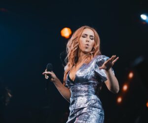 Tareq Taylor Instagram - Vilken kväll det blev!!🤩🎉 Ett fyrverkeri av fantastisk musik och fantastiska artister. Och vilken ära att få vara konferencier för Volvos Tjänstemannafest 2023 i Göteborg. Maken till glädje och engagemang har jag sällan varit med om. Har fortfarande ont i smilgroparna.😁 Tusen tack till Volvo för förtroendet och tusen tack till alla artister, Mikael Solfors, teamet på @2entertain @hansen_agreaterexperience och det sinnesjukt bra bandet, för all glädje och alla musikaliska upplevelser. Och sist men inte minst tack till alla er som kom till festen, ni gjorde denna kvällen minnesvärd utöver det vanliga, kommer aldrig glömma den. ❤️❤️❤️  @mikaelgordonsolfors @deanorberg @lindapritchard @jilljohnsonmusic @johnlundvik @bosson_artist @emeliefjallstrom @oliviathorn @etype_official @mickepicke76 @pablo_cepeda_bossa_covers @trumdamin @jonasgroning @tobbegeisha @saravarga1 @larson_music_ @karin.westerberg @jessicamarberger @lindishansson @mickepicke76 @saravarga1