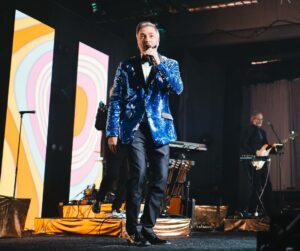 Tareq Taylor Instagram - Vilken kväll det blev!!🤩🎉 Ett fyrverkeri av fantastisk musik och fantastiska artister. Och vilken ära att få vara konferencier för Volvos Tjänstemannafest 2023 i Göteborg. Maken till glädje och engagemang har jag sällan varit med om. Har fortfarande ont i smilgroparna.😁 Tusen tack till Volvo för förtroendet och tusen tack till alla artister, Mikael Solfors, teamet på @2entertain @hansen_agreaterexperience och det sinnesjukt bra bandet, för all glädje och alla musikaliska upplevelser. Och sist men inte minst tack till alla er som kom till festen, ni gjorde denna kvällen minnesvärd utöver det vanliga, kommer aldrig glömma den. ❤️❤️❤️  @mikaelgordonsolfors @deanorberg @lindapritchard @jilljohnsonmusic @johnlundvik @bosson_artist @emeliefjallstrom @oliviathorn @etype_official @mickepicke76 @pablo_cepeda_bossa_covers @trumdamin @jonasgroning @tobbegeisha @saravarga1 @larson_music_ @karin.westerberg @jessicamarberger @lindishansson @mickepicke76 @saravarga1