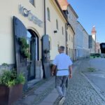Tareq Taylor Instagram – Annons för egen verksamhet
Idag ska ni få följa med till en av mina mest viktiga platser i livet. Grunden och navet i allt jag gjort och gör. Välkommen in bakom kulisserna på min restaurang @kockeriet i Malmö. Tack vare de otroliga människorna som arbetar på Kockeriet varje dag hålls min vision om en plats som andas kreativitet och som hela tiden är levande vid liv dag efter dag, år efter år. Vi kikar in i alla vrår och träffar de fantastiska personerna som gör Kockeriet till vad det är idag. kl. 18.00 på min Youtube-kanal, varmt välkomna!
🎥: @luckydaypictures