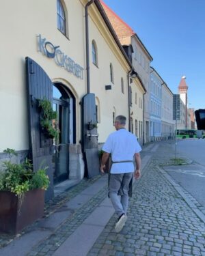 Tareq Taylor Instagram - Annons för egen verksamhet

Idag ska ni få följa med till en av mina mest viktiga platser i livet. Grunden och navet i allt jag gjort och gör. Välkommen in bakom kulisserna på min restaurang @kockeriet i Malmö. Tack vare de otroliga människorna som arbetar på Kockeriet varje dag hålls min vision om en plats som andas kreativitet och som hela tiden är levande vid liv dag efter dag, år efter år. Vi kikar in i alla vrår och träffar de fantastiska personerna som gör Kockeriet till vad det är idag. kl. 18.00 på min Youtube-kanal, varmt välkomna!

🎥: @luckydaypictures