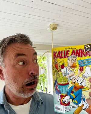 Tareq Taylor Instagram - En helt surrealistisk upplevelse att se sig själv i en Kalle Anka tidning! Smickrad, stolt och glad, och om sanningen ska fram så är jag allt lite mallig 🤩❤️🤩❤️ #tallriktariler