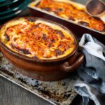 Tareq Taylor Instagram – VECKANS RECEPT  Även om någon slags version av sensommar och sol fortsatt verkar dröja sig kvar kan vi nog nu konstatera att hösten är här för att stanna. Och vad passar då bättre än en riktigt värmande och höstig lasagne? 

Jag vågar till och med kalla den höstens godaste vegetariska lasagne. Jag gör min med aubergine, zucchini och paprikor men det fungerar minst lika bra med de grönsaker du gillar allra bäst. 

Personligen gillar jag när grönsakerna är lite grovt skurna i min tomatsås när den ska i just en lasagne. Det ger ett extra härligt tuggmotståndet i rätten. Blir det över av tomatsåsen går det toppen att mixa den och kombinera till en ny rätt, exempelvis supergott att servera som en vanlig tomatsås med en god pasta. 

Vilket recept önskar ni se nästa vecka? ☺️