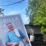 Tareq Taylor Instagram – Reklam för min kokbok GRILLA
Tar vara på årets sista sommardagar med att göra det jag gillar allra mest – samlar familj och vänner kring matbordet.
Att få botanisera i lugn och ro i matbutiken och se vad för fina råvaror som finns inne för dagen. För att sedan förvandla dessa till en måltid. Där mindre rätter på bordet med smakrika tillbehör som knyter rätterna samman och skapar en helhet, det är bland det bästa jag vet.
Just denna kväll blev det mängder med olika sorters grillade grönsaker och några köttsorter samt såklart – de små smakhöjande tillbehören och såserna.
I min senaste bok GRILLA har jag samlat mitt tänk kring att bygga måltider som just dessa. Grillen som värmekälla knyter rätterna samman som gemensam nämnare. Jag lägger allt på grillen. Grönsaker, fisk, skaldjur, kött, ja till och med desserten får sig en stund på grillen innan servering.
Och kom ihåg – grilla, det gör vi året om! Visst?